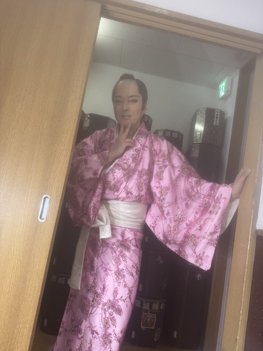 teruya19920203's tweet photo. お久しぶりです。
輝也です
かなり遅くなりましたが、
十条篠原演芸場6月公演
ご来場頂き誠にありがとうございました。
6月公演毎日が本当に勉強になり、楽しい1ヶ月でした！
僕自身、昨年から色々ある事ない事言われたり、SNSで悪口言われたり、DMでシンプルな悪口や誹謗中傷送られたり
僕は本当はすごく不安な気持ちで6月公演を
迎えました。
公演中も色々DMで言われたりもしました
全然気にしないよ痛くも痒くもないもんって言ってはいても
たまにちゃんと傷付いたり、悩んだりします
そんな時でも
大丈夫だよ、気にする必要ないよって言ってくれる仲間がいます！
そして僕や美鳳を応援してくれるお客様が
いてくれました！
皆様が大丈夫だよ！頑張ってと声をかけてくれました！
そのおかげで心からもっと頑張りたい！
みんなに笑顔を届けたいって思えるようになりました！
皆様のおかげで本当に楽しかったです！
お客様にも本当に楽しかったと思ってもらえてたら嬉しいです！
1ヶ月沢山の愛をありがとうございました！
また必ず帰ってきます！
成長した姿をお見せします！
期待して待っててください！
ありがとう♡♡♡
また強くなったど！！！！！

「…もう10日以上過ぎてんだよな…」

御老公の湯なごみ座
奮闘公演中です！！