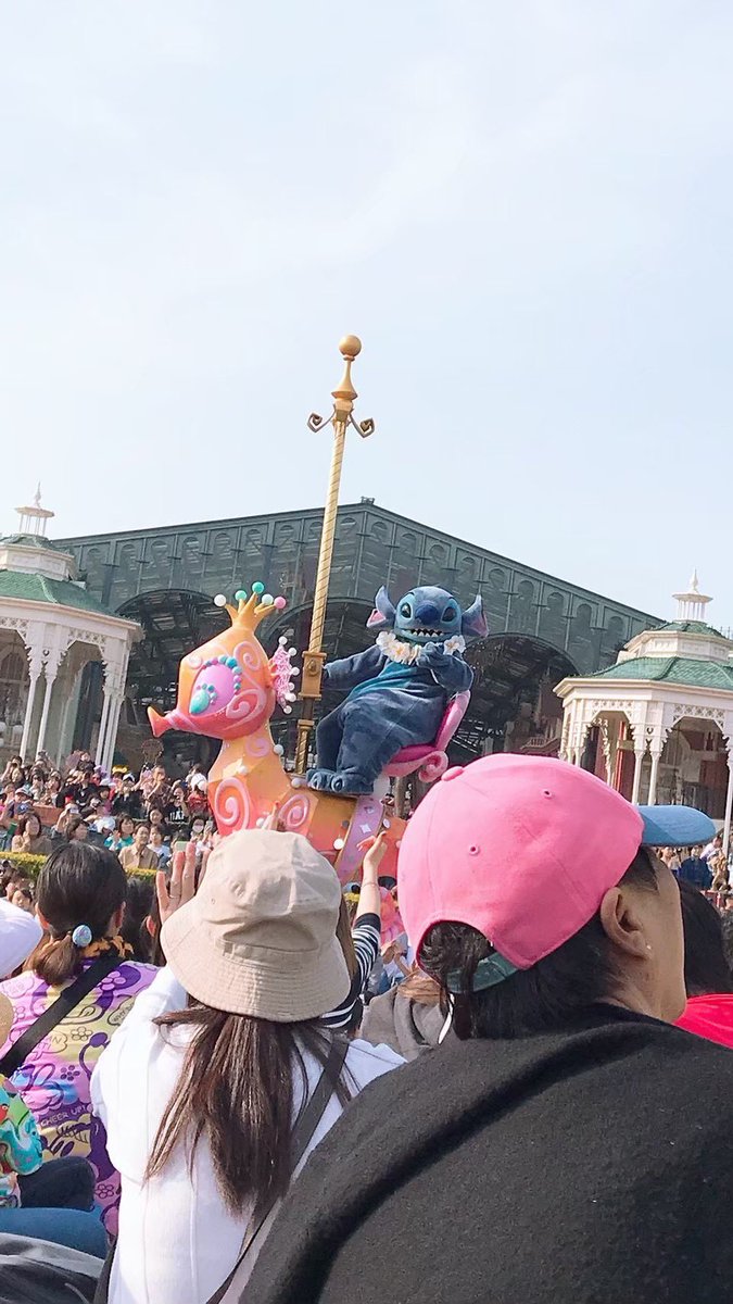 j_swan__'s tweet photo. 8年前のディズニーの写真出てきたんだけど、パレードにスティッチいてやばい https://t.co/Kc1Soapkwm