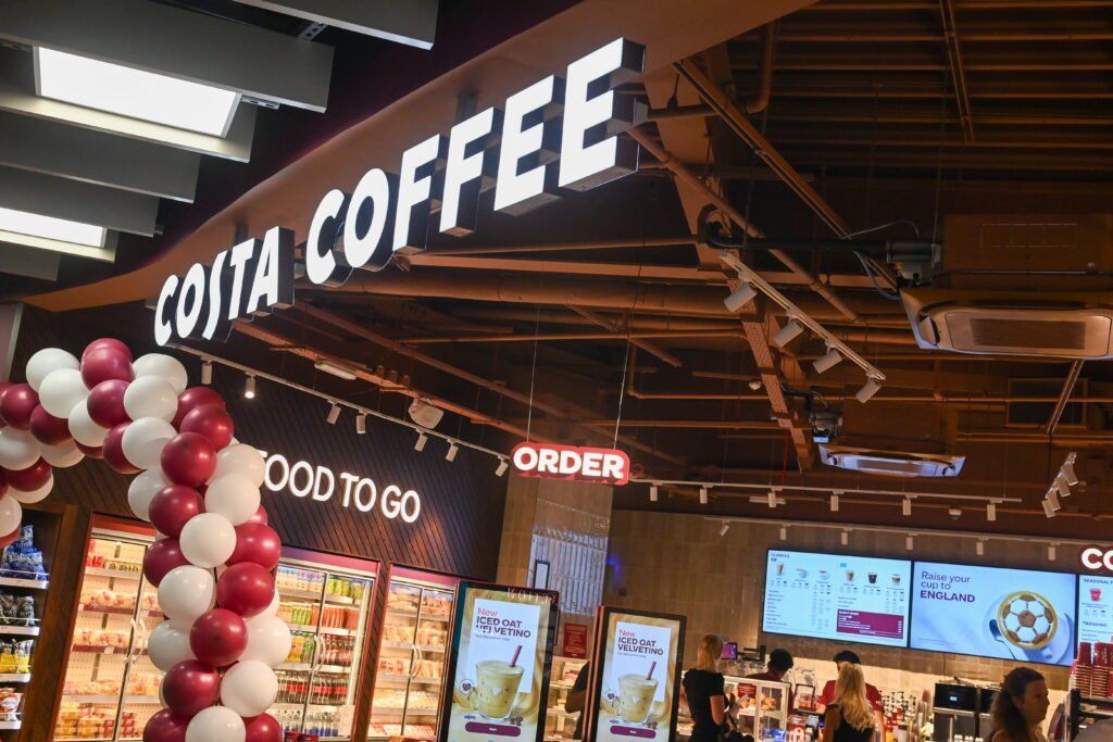 airportworldmag's tweet photo. London Luton Airport welcomes back Costa Coffee - Costa Coffee has returned to London Luton Airport, investing over £750,000 in the opening of a brand-new 24/7 store.
https://t.co/imzNxfX9dP https://t.co/2FnFWw8Tmn