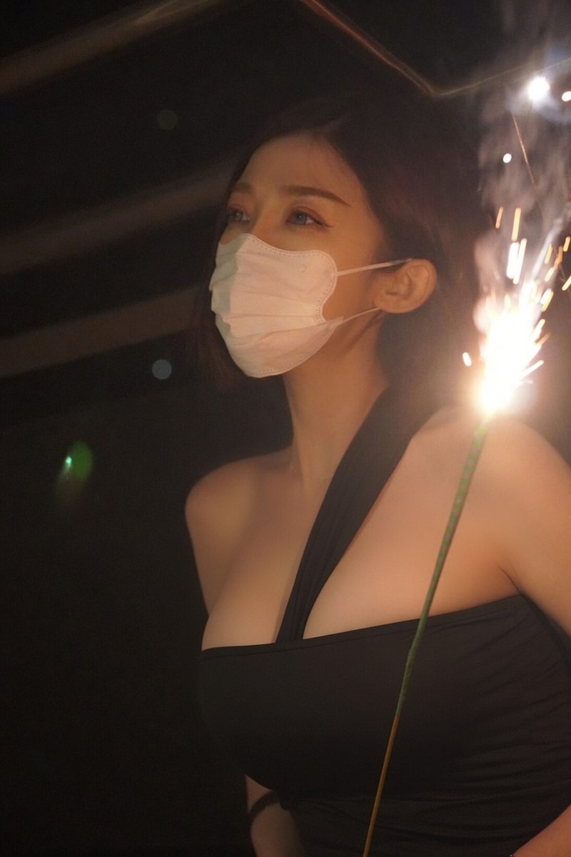 suruyi678's tweet photo. 向黑夜借朵花，生命的狂喜与刺痛，在这一刻宛若烟火... https://t.co/ecQ7SFoWZk