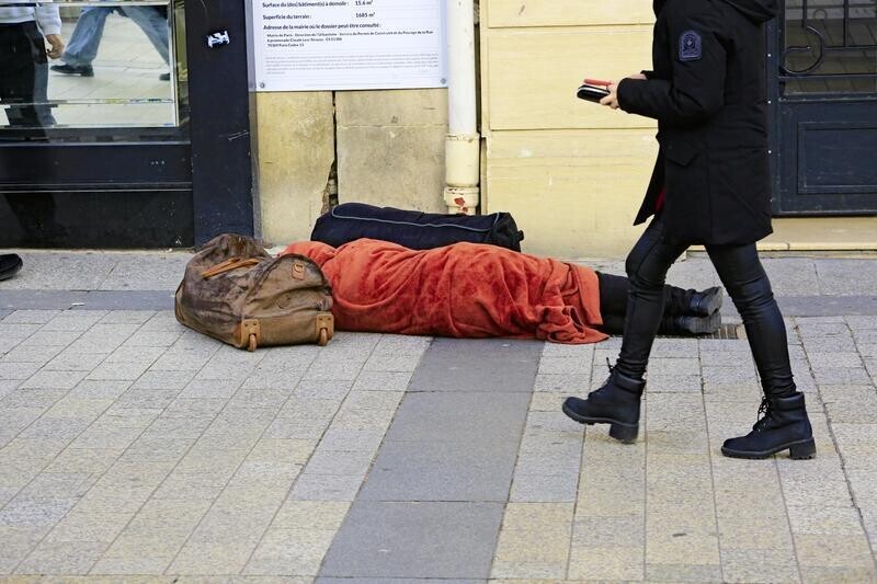 humanite_fr's tweet photo. Près de 10 millions de pauvres, + 1,2 million depuis le début de l’ère Macron… Comment les inégalités battent un « record » historique 

➡️ https://t.co/zPUqdI439k https://t.co/LtwSpaeSk1