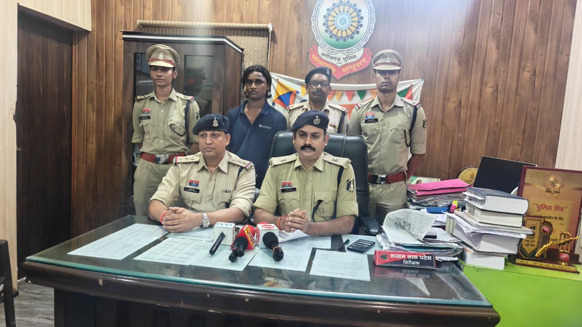 Saktipolice's tweet photo. प्रेस विज्ञप्ति
दिनांक 10.07.2026
थाना सक्ती, जिला सक्ती(छ.ग.)
अपराध क्रमांक 304/2026            धारा 109(1) बी एन एस 
ऽथर्माकोल पेपर कटर से प्राणघातक हमला करने वाले आरोपी गिरफ्तार 
ऽआरोपी ने जान से मारने की नीयत से धारदार थर्माकोल पेपर कटर द्वारा आहत के गले एवं सीने जैसे शरीर के अत्यंत संवेदनशील एवं महत्वपूर्ण अंगों पर लगातार प्राणघातक वार कर गंभीर चोटें पहुँचाई।
ऽघटना में प्रयुक्त एक नग थर्माकोल पेपर कटर को जप्त किया गया। 

मामले का संक्षिप्त विवरण इस प्रकार है कि दिनांक को प्रार्थिया थाना आकर रिपोर्ट दर्ज कराया कि इसके पति अभय चैहान उर्फ साहिल उर्फ बोंगा को वार्ड नं. 01 निवासी कृष्णा सारथी के द्वारा हत्या करने की नियत से चाकू से प्राणघातक हमला करके गंभीर चोट पहॅूचाया है जिसके कारण उसके के पति को गंभीर चोट आई है जिसे ईलाज हेतु सीएचसी सक्ती में भर्ती करने पर सीएचसी सक्ती से जांजगीर एवं जांजगीर से बिलासपुर ईलाज के लिये हेतु रिफर किया गया है जिसका बिलासपुर में ईलाज चल रहा है कि प्रार्थिया कि रिपोर्ट पर धारा सदर का अपराध पंजीबद्ध कर विवेचना कार्यवाही में लिया गया है। प्रकरण की गंभीरता को देखते हुये श्रीमान पुलिस अधीक्षक महोदय सक्ती श्री प्रफ्फुल कुमार ठाकुर (भापुसे), अतिरिक्त पुलिस अधीक्षक श्री पंकज पटेल (रापुसे) एवं श्रीमान अनुविभागीय अधिकारी (पुलिस) शक्ति डाॅ0 भुनेश्वरी पैकरा द्वारा आरोपी को शीघ्र गिरफ्तार करने के कुशल दिशा निर्देश प्राप्त कर घटना के स्वतंत्र गवाह को धारा 179 बी एन एस एस का नोटिस देकर तामिल कर प्रार्थिया के समक्ष गवाहों का कथन लिया गया। गवाह द्वारा अपने कथन में घटना के समय आरोपी कृष्णा सारथी के द्वारा अभय चैहान उर्फ साहिल उर्फ बोंगा को जान से मारने की नियत से चाकू से मारकर चोट पहॅूचाना बताया तथा आहत अभय चैहान उर्फ साहिल उर्फ बोंगा का कार्यपालिक दण्डाधिकारी बिलासपुर, से पत्राचार कर आहत का संचालक स्वास्तिक हास्पिटल बिलासपुर में मरणासन्न कथन दर्ज किया गया। मरणासन्न कथन में आरोपी कृष्णा सारथी के द्वारा थर्माकोल पेपर कटर से मारकर चोट पहुंचाना बताया है। प्रकरण के आरोपी कृष्णा सारर्थी पिता दयाशंकर सारथी को उसके सकुनत से तलब कर पूछताछ करने पर बताया कि घटना दिनांक 09.07.2026 को अभय चैहान उर्फ बोंगा उर्फ साहिल चैहान के द्वारा इससे बार बार पैसा मांगना नही देने पर मारपीट करने से गुस्सा में आकर जान सहित मारने की नियत से थर्माकोल कटर से गला सीना में प्राणघातक हमला कर चोट पहुंचना स्वीकार करते एक थर्माकोल कटर जिसमें खुन लगा हुआ है को अपने पेंट के पाकिट से निकालकर पेश करने पर गवाहों के समक्ष में मुताबिक जप्ती पत्रक के जप्त कर कब्जा पुलिस लिया आरोपी का कृत्य धारा सदर का पाया गया है। आरोपी को दिनांक 09.07.2026 के 21ः10 बजे विधिवत गिरफतार किया गया। गिरफतारी की सूचना उसके परिजनों को देकर न्यायिक रिमांड पर भेजा गया।