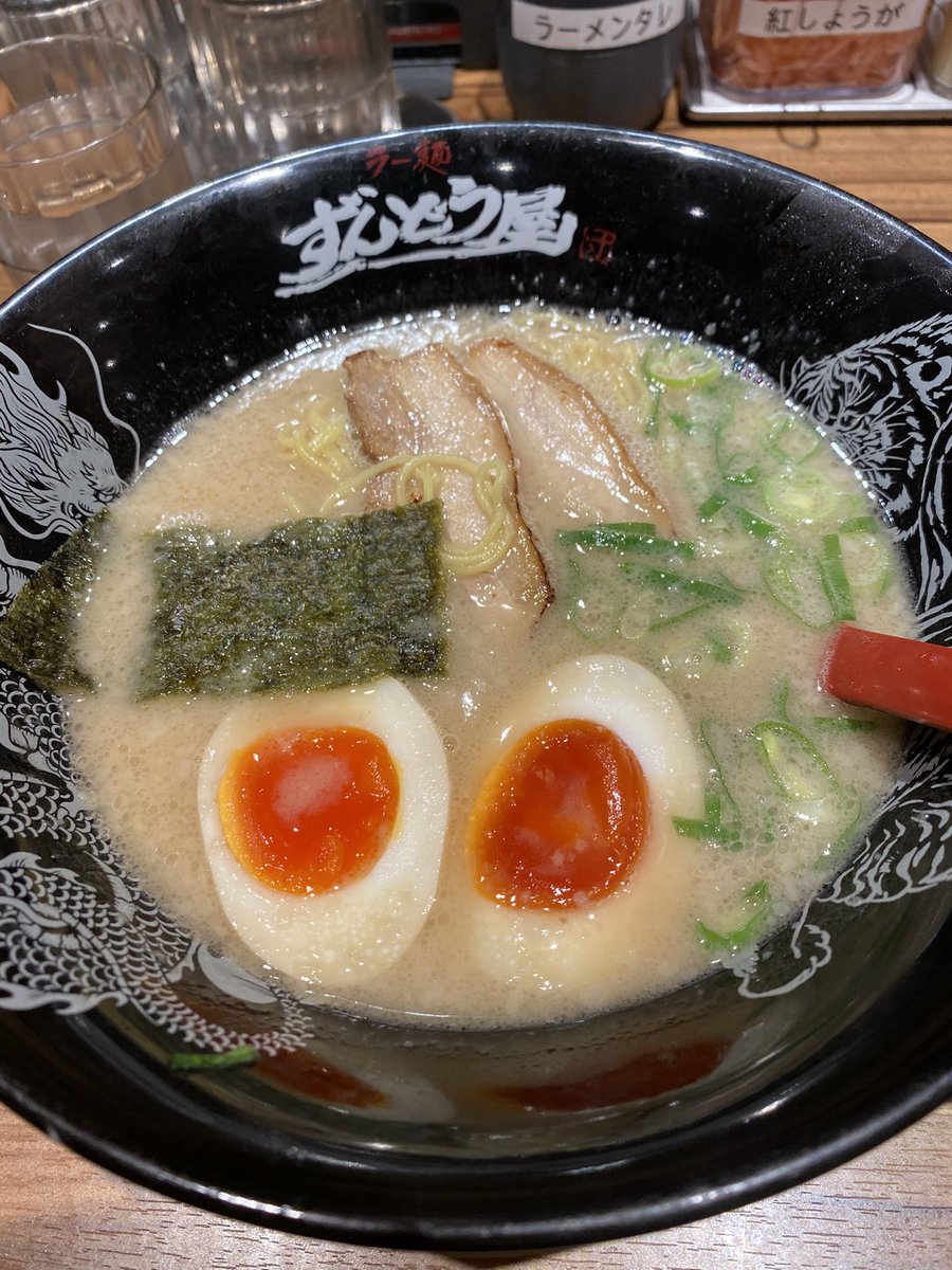 Redbut321's tweet photo. ラーメン何杯食えるんだろうって気になって仕事帰りに挑戦してみたけど4杯食ったら腹いっぱいだわ https://t.co/zeTBEmQVRr