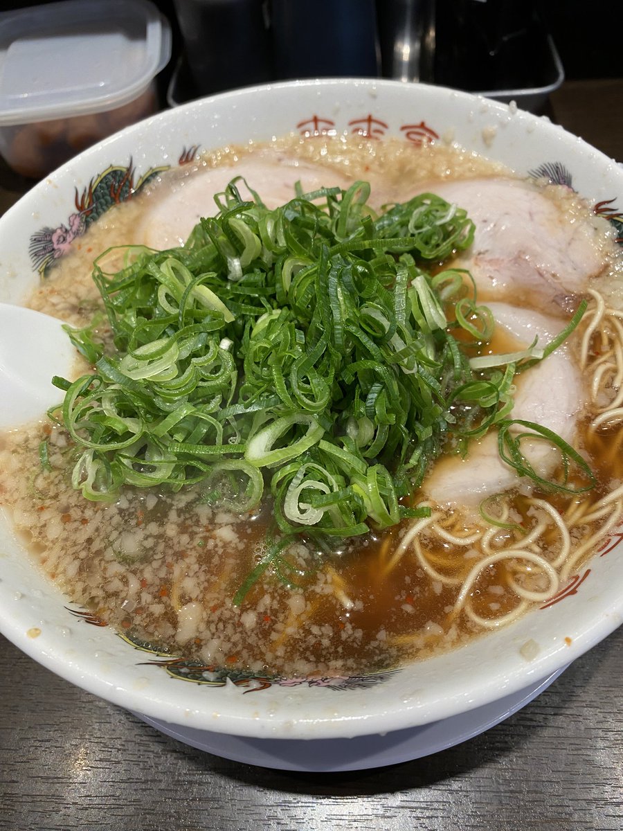 Redbut321's tweet photo. ラーメン何杯食えるんだろうって気になって仕事帰りに挑戦してみたけど4杯食ったら腹いっぱいだわ https://t.co/zeTBEmQVRr