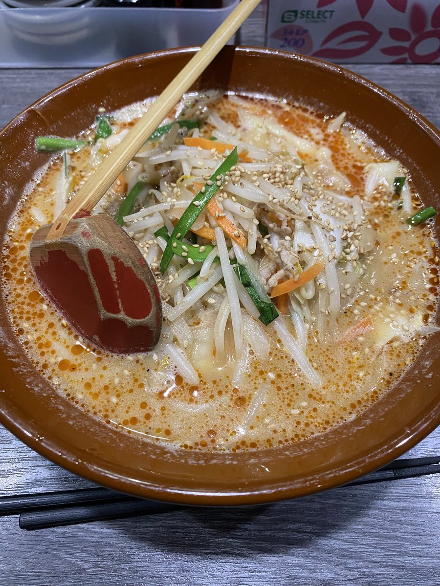 Redbut321's tweet photo. ラーメン何杯食えるんだろうって気になって仕事帰りに挑戦してみたけど4杯食ったら腹いっぱいだわ https://t.co/zeTBEmQVRr