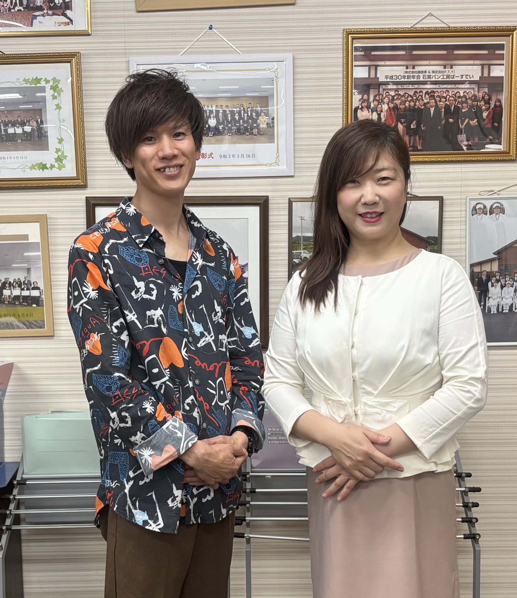 TaskuValue5580's tweet photo. 明日はラジオ番組
『翼tasku 未来へのValue』
対談ゲストは石窯パン工房ばーすでい代表取締役菊池社長が登場✨

NEW💿アルバム収録曲からアサノタケフミさんにアレンジしていただいた「響け」初披露！

お聴きください♪

#石窯パン工房ばーすでい #広報大使
#翼tasku #利府町観光大使 #fmいずみ https://t.co/c3P9oSjOUl