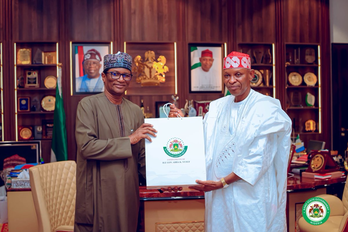 Muhammadhadeja's tweet photo. The Executive Governor of Kano State, Engr. Abba Kabir Yusuf, presenting a souvenir to our Director General/CEO of the National Agency for the Great Green Wall (NAGGW), Dr Saleh Abubakar, MFR, during a courtesy visit on the Governor at the Kano State Government in Kano State. https://t.co/bm7OVLcXKv