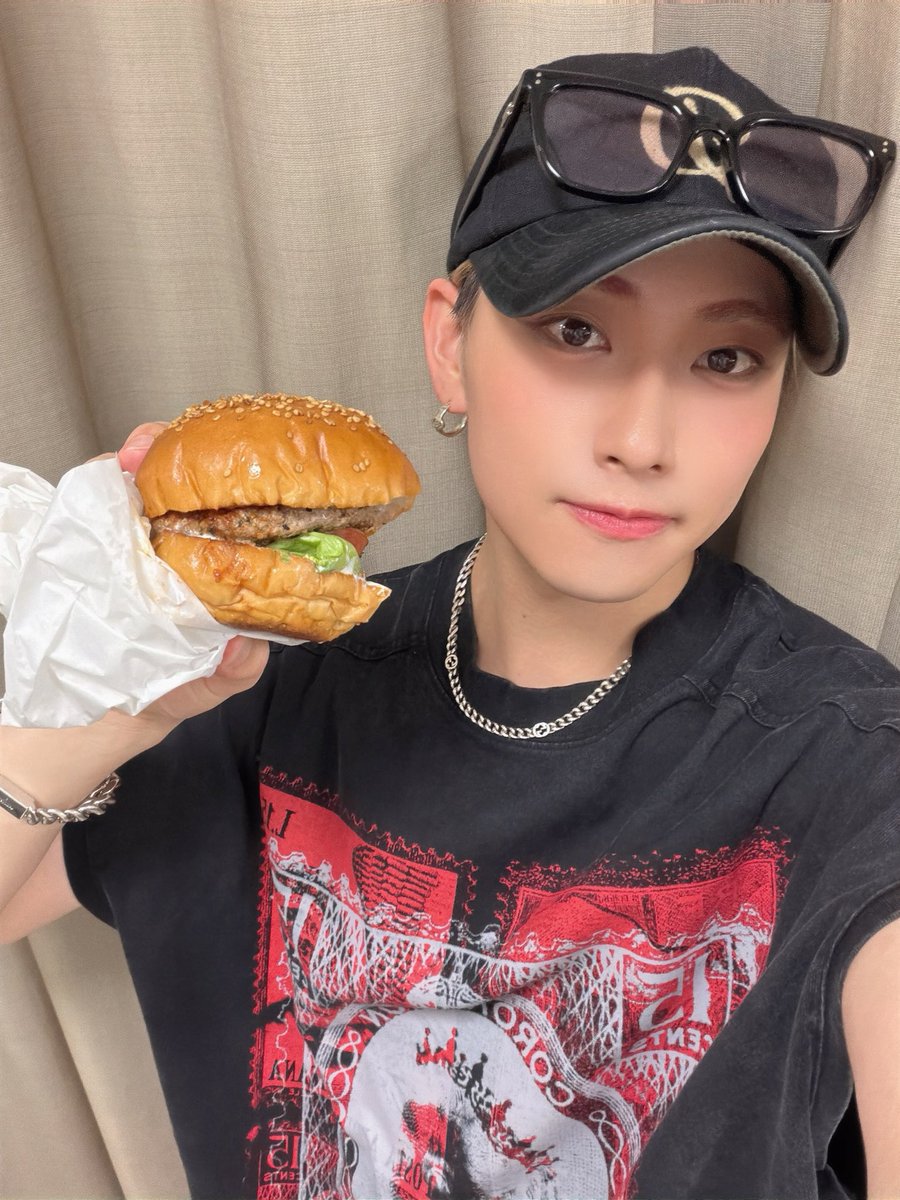 7min_rintaro's tweet photo. 私事ですが、白金倫太郎本日で #テニミュ 100公演目を迎えたそうです！
おめでとう🎉

これからも天才的な丸井ブン太を届けていきます！

シクヨロ✌️ https://t.co/mbBCyXCjp2