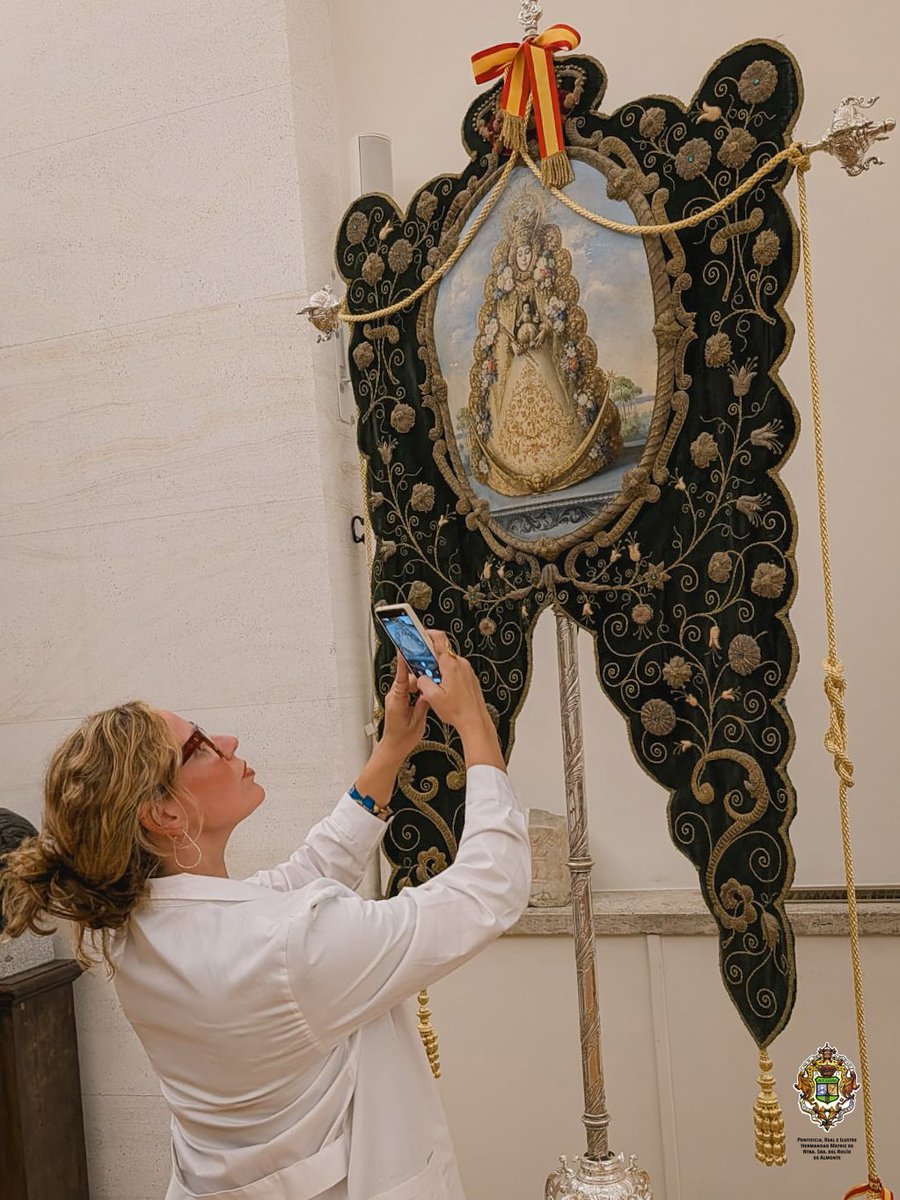 hdadmatrizrocio's tweet photo. PATRIMONIO | Esta semana hemos llevado a cabo en Roma una intervención de conservación sobre el óvalo pictórico de nuestro Simpecado verde, que permanece en la Iglesia Nacional Española de Santiago y Montserrat. Estos trabajos completan la puesta a punto de la insignia, después de que el pasado mes de marzo se renovaran su cordón y sus borlas.

La intervención ha sido realizada por la almonteña Mónica Torres Carrasco, doctora en Conservación y Restauración de Bienes Culturales, y se ha centrado en el estudio, la limpieza, la fijación y la estabilización de la pintura de la Virgen del Rocío, realizada en 1968 por el pintor nervense Enrique Monís Mora y que preside esta insignia.

El Simpecado permanece cedido a este templo durante el Año Jubilar del Rocío y recibe también el cuidado de las Hermanas de la Cruz de la Casa de Roma, situada muy cerca de la iglesia.

Una actuación que forma parte de nuestro compromiso constante con la conservación del patrimonio devocional, histórico y artístico de la Hermandad.

#MatrizDeAlmonte