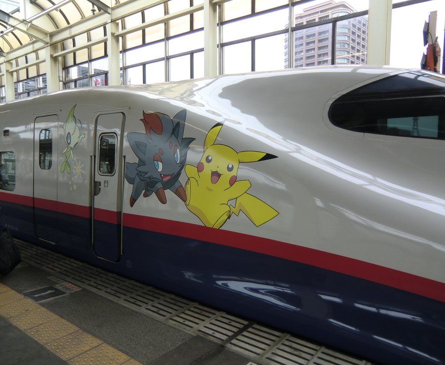 etcetera227's tweet photo. 今日は幻影の覇者ゾロアークの公開から16周年。
山手線のどこかの駅で見たラッピングと、現在の北陸新幹線にあたる新幹線に乗った時のラッピング https://t.co/1w1LJ71fgH