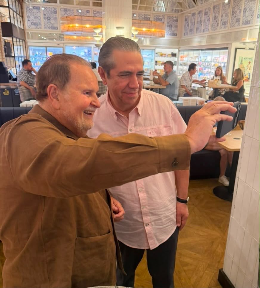 FJavierGarciaF's tweet photo. Un honor coincidir y conversar con Raúl de Molina, su carisma y simpatía lo definen como un ser verdaderamente auténtico. 

Raúl nos reitera su cariño y admiración por la República Dominicana.  ¡Esperamos pronto su visita en RD! https://t.co/xWg76pbK34