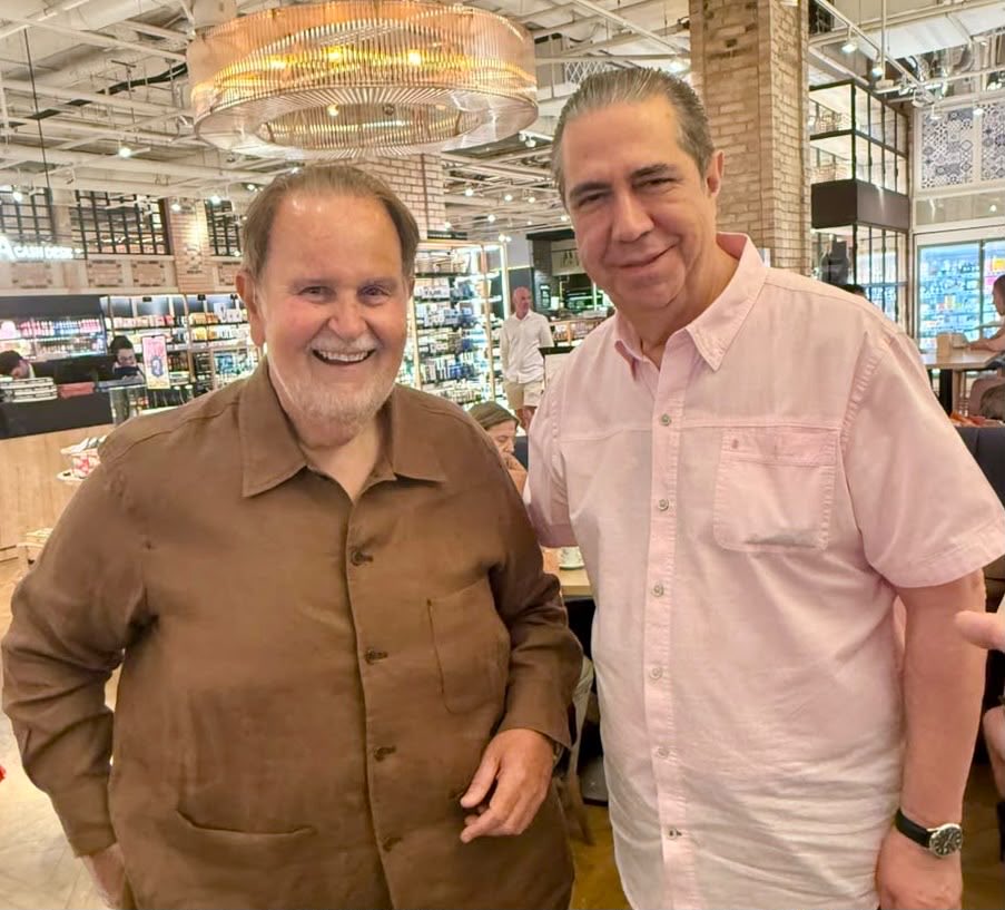 FJavierGarciaF's tweet photo. Un honor coincidir y conversar con Raúl de Molina, su carisma y simpatía lo definen como un ser verdaderamente auténtico. 

Raúl nos reitera su cariño y admiración por la República Dominicana.  ¡Esperamos pronto su visita en RD! https://t.co/xWg76pbK34