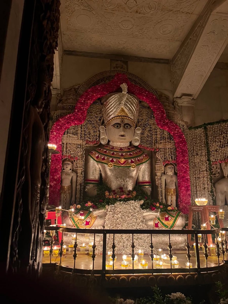 zeal1992's tweet photo. SambhavNath Bhagwan, Relief road, Amdabad. https://t.co/v2CS2AuCnn