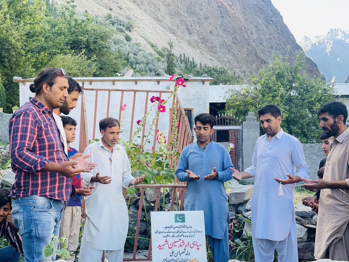rajwa766's tweet photo. سیاچن جنگ میں شہید ہونے والے بھائی سپاہی ارشد حسین شہید کی مزار کی دوبارہ مرمت کا کام مکمل کرنے کے بعد فاتحہ خوانی کی۔۔

شہید کی جو موت ہے وہ قوم کی حیات ہے۔۔
اللہ تعالیٰ سے شہید کے درجات کی بلندی کے لیے دعا گو ہے https://t.co/z1kEbo1V0g