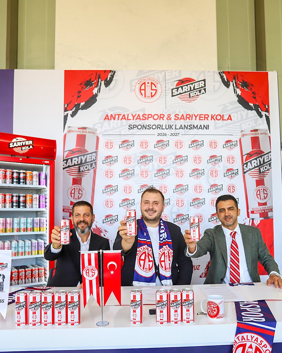 Antalyaspor's tweet photo. 🥤 Antalyaspor’umuzun yeni resmi içecek sponsoru: Sarıyer Kola! ❤️🤍

Kulübümüz, Türkiye'nin yerli ve köklü içecek markalarından Sarıyer Kola ile resmi içecek sponsorluğu anlaşmasına imza attı.

Bu iş birliği kapsamında Sarıyer İçecek tarafından kulübümüze doğrudan sponsorluk katkısı sağlanmasının yanı sıra, Antalyaspor logolu ve kırmızı-beyaz temalı özel koleksiyon ürünlerinin satışından kulübümüze gelir payı aktarılacak.

Kırmızı-beyaz renklerimizden ve kulübümüzün güçlü marka kimliğinden ilham alınarak hazırlanan Antalyaspor temalı özel koleksiyon ürünlerinin, Antalyaspor markasının günlük yaşamın farklı alanlarında daha görünür hâle gelmesine, taraftarlarımızın kulüpleriyle olan bağlarının güçlenmesine ve kulübümüzün ticari gelir kaynaklarının çeşitlendirilmesine önemli katkı sağlayacağına inanıyoruz.

Kırmızı-beyaz renklere gönül veren tüm taraftarlarımızı, kulübümüze doğrudan katkı sağlayacak Antalyaspor logolu Sarıyer Kola ürünlerini tercih etmeye davet ediyoruz.

Antalyaspor ailemize hoş geldin, Sarıyer Kola! ❤️🤍