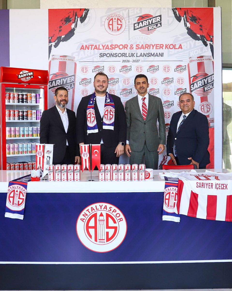 Antalyaspor's tweet photo. 🥤 Antalyaspor’umuzun yeni resmi içecek sponsoru: Sarıyer Kola! ❤️🤍

Kulübümüz, Türkiye'nin yerli ve köklü içecek markalarından Sarıyer Kola ile resmi içecek sponsorluğu anlaşmasına imza attı.

Bu iş birliği kapsamında Sarıyer İçecek tarafından kulübümüze doğrudan sponsorluk katkısı sağlanmasının yanı sıra, Antalyaspor logolu ve kırmızı-beyaz temalı özel koleksiyon ürünlerinin satışından kulübümüze gelir payı aktarılacak.

Kırmızı-beyaz renklerimizden ve kulübümüzün güçlü marka kimliğinden ilham alınarak hazırlanan Antalyaspor temalı özel koleksiyon ürünlerinin, Antalyaspor markasının günlük yaşamın farklı alanlarında daha görünür hâle gelmesine, taraftarlarımızın kulüpleriyle olan bağlarının güçlenmesine ve kulübümüzün ticari gelir kaynaklarının çeşitlendirilmesine önemli katkı sağlayacağına inanıyoruz.

Kırmızı-beyaz renklere gönül veren tüm taraftarlarımızı, kulübümüze doğrudan katkı sağlayacak Antalyaspor logolu Sarıyer Kola ürünlerini tercih etmeye davet ediyoruz.

Antalyaspor ailemize hoş geldin, Sarıyer Kola! ❤️🤍