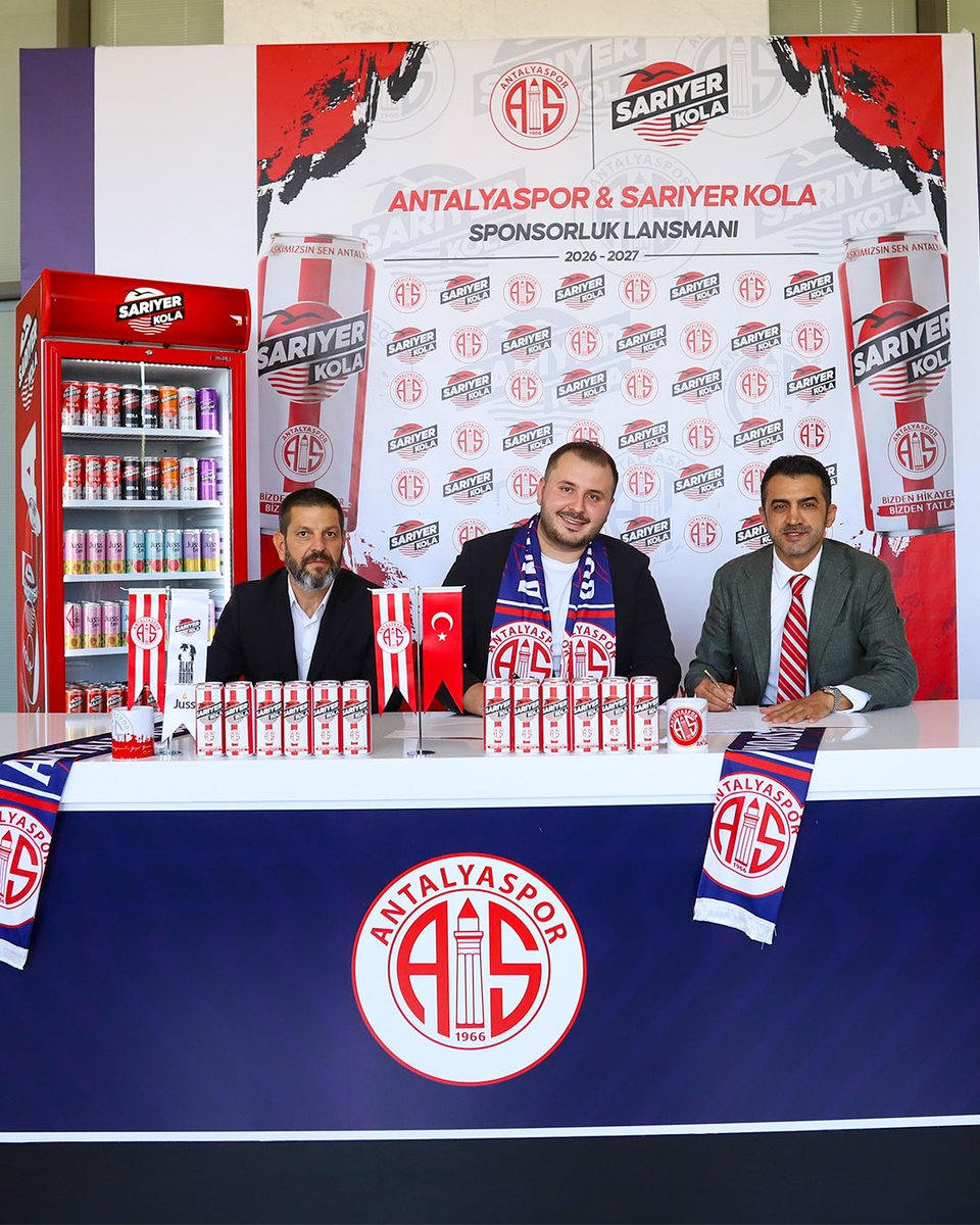 Antalyaspor's tweet photo. 🥤 Antalyaspor’umuzun yeni resmi içecek sponsoru: Sarıyer Kola! ❤️🤍

Kulübümüz, Türkiye'nin yerli ve köklü içecek markalarından Sarıyer Kola ile resmi içecek sponsorluğu anlaşmasına imza attı.

Bu iş birliği kapsamında Sarıyer İçecek tarafından kulübümüze doğrudan sponsorluk katkısı sağlanmasının yanı sıra, Antalyaspor logolu ve kırmızı-beyaz temalı özel koleksiyon ürünlerinin satışından kulübümüze gelir payı aktarılacak.

Kırmızı-beyaz renklerimizden ve kulübümüzün güçlü marka kimliğinden ilham alınarak hazırlanan Antalyaspor temalı özel koleksiyon ürünlerinin, Antalyaspor markasının günlük yaşamın farklı alanlarında daha görünür hâle gelmesine, taraftarlarımızın kulüpleriyle olan bağlarının güçlenmesine ve kulübümüzün ticari gelir kaynaklarının çeşitlendirilmesine önemli katkı sağlayacağına inanıyoruz.

Kırmızı-beyaz renklere gönül veren tüm taraftarlarımızı, kulübümüze doğrudan katkı sağlayacak Antalyaspor logolu Sarıyer Kola ürünlerini tercih etmeye davet ediyoruz.

Antalyaspor ailemize hoş geldin, Sarıyer Kola! ❤️🤍