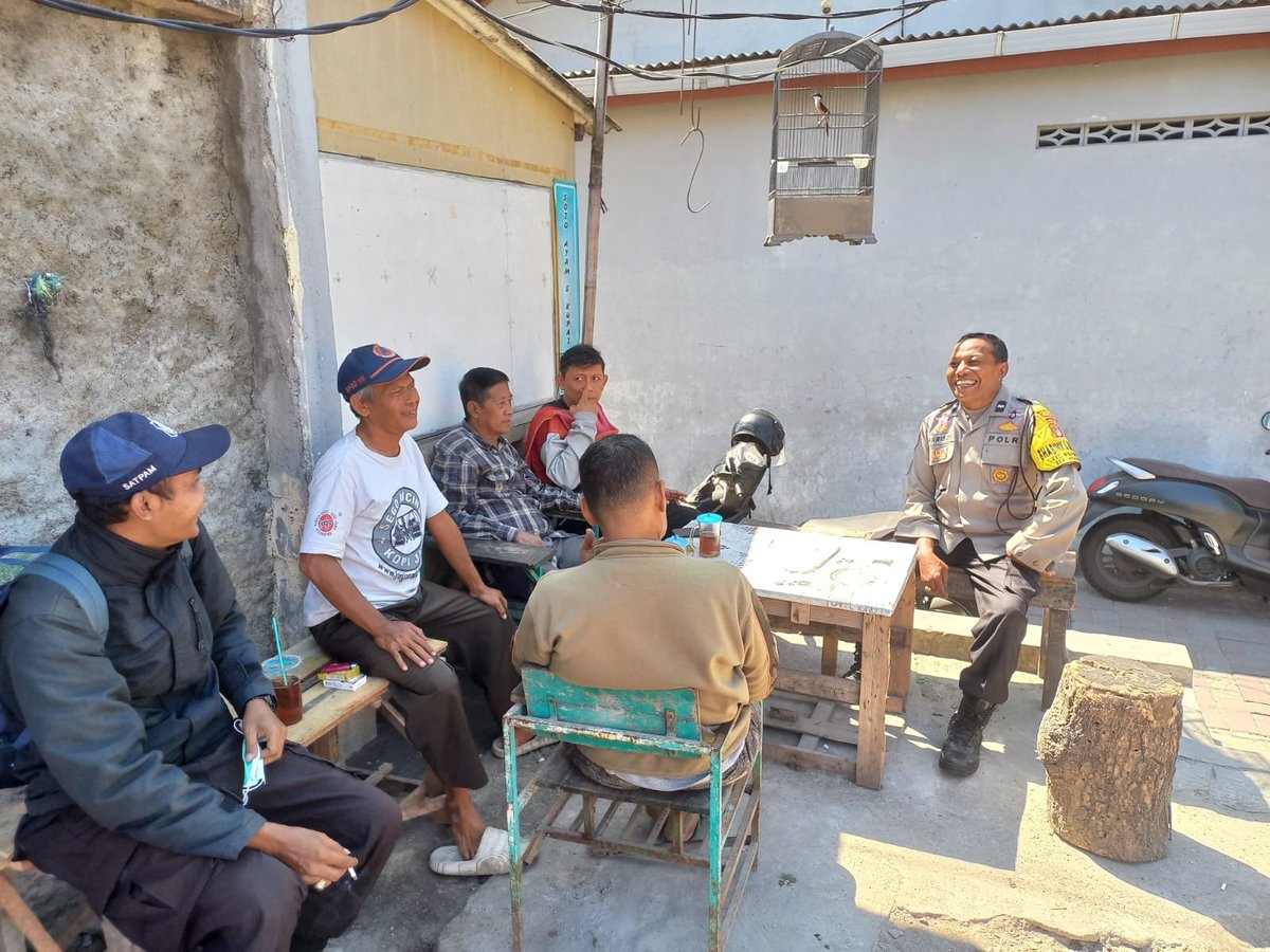 Humaspolse71553's tweet photo. Bhabinkamtibmas Kelurahan Ngampilan laksanakan sambang dialogis dengan Kampung Ngadiwinatan Ngampilan Kota Yogyakarta.Jumat,10/07/2026

Guna ciptakan kamtibmas wilayah binaan Bhabinkamtibmas Kelurahan Ngampilan Polsek Ngampilan Polresta Yogyakarta Aipda Harisdi https://t.co/OTKKDYWdwR