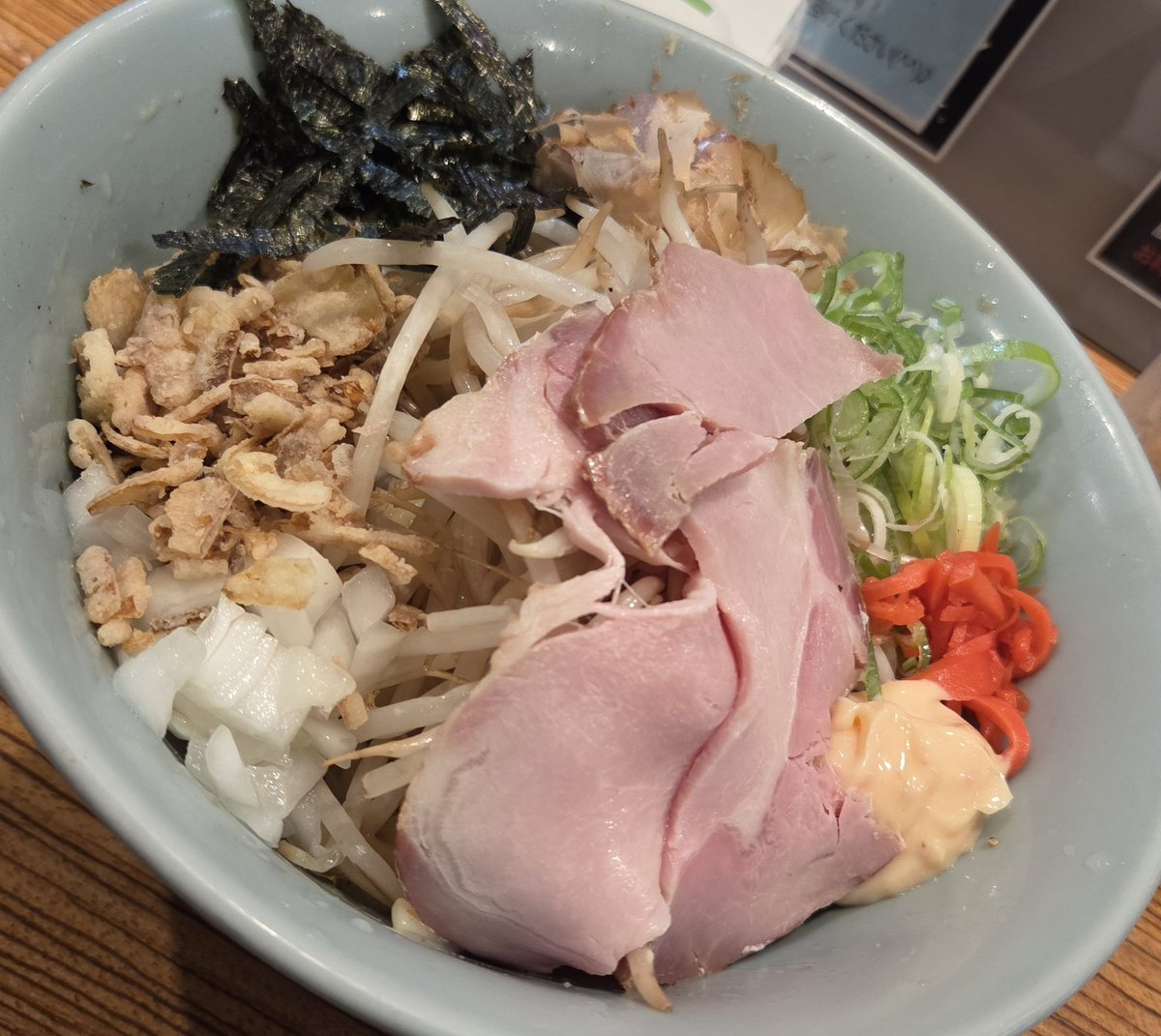 ykatsu_x's tweet photo. 番町製麺さんへ🚴
冷やし汁なし🍜
これだけ暑いと、冷やしが良いですね❄
混ぜれば混ぜるほど美味い😋
ツルモチ麺も喉越し最高👍
あっという間に丼は空っぽ😊 https://t.co/X8tG5M4fuJ