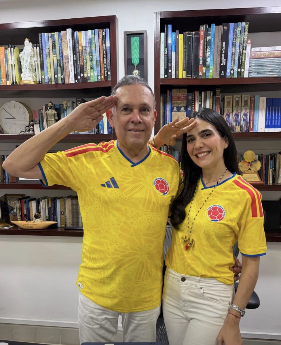 ElizbethCristi7's tweet photo. JAJAJAJAJA como engañaron a la gente 🤣ahí quedó el cuento de los “nunca”. Aquí vemos a la hermana de Fico en el Ministerio del Deporte y a la hija de Efraín Cepeda en el Ministerio de Cultura. ¿Ese era el cambio que prometieron? Al final, los cargos terminan en los mismos círculos políticos de siempre. Mucho discurso contra la vieja política, pero los nombramientos cuentan otra historia.