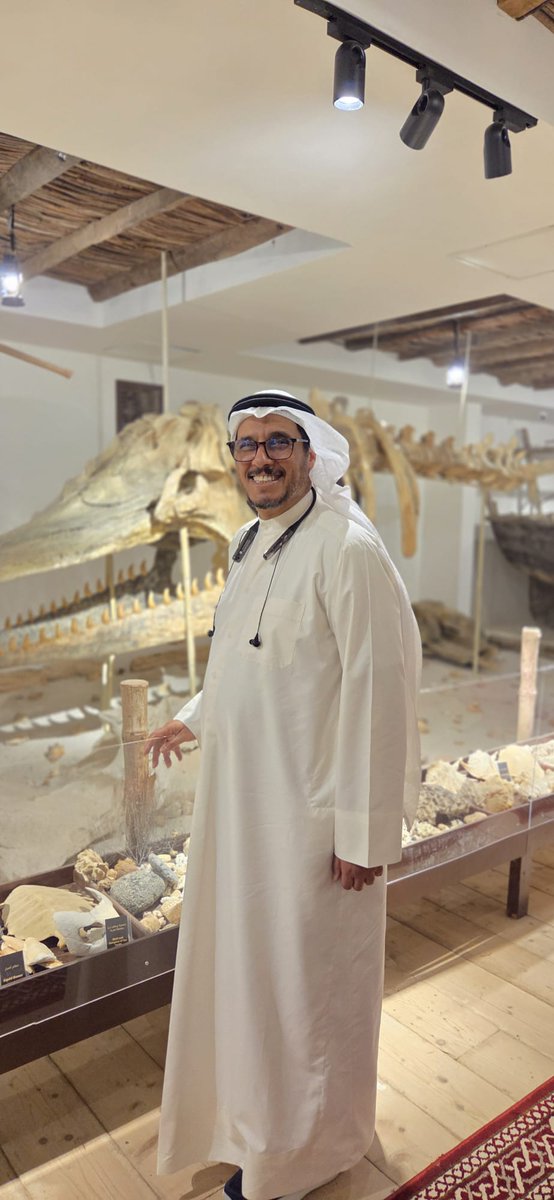 MohannaAlhubail's tweet photo. خلال زيارة #صلالة السابقة في منطقة #ظفار أخذني الأخوة في جولة جميلة لمتحف أهلي اسسه الشيخ محمد الغساني من وجهاء ظفار.
وكانت جولة ماتعة ومفيدة جداً
 تحمع بين تاريخ عُمان القديم وأطوار السلطنة المتعددة والتقاليد الشعبية والتاريخ الطبيعي.
وقد ذكرني بمتحف مسقط المميز للغاية لكن هنا المتحف مصغّر ومرتبط بالبيئة المحلية.
 
في الصور أشير إلى (صورة) رسالة النبي صلى الله عليه وسلم لأهل عُمان واقف أمام هيكل عظمي لحوت الخليج العربي القديم 
ولا يسع تويتر (X) بقية الصور.
ولقد فُتح لي مع الشكر سجل الضيوف وكتبت فيه هذه الكلمة داعيا الله بالشفاء لمؤسس المتحف.
بسم الله الرحمن الرحيم

السلام عليكم ورحمة الله وبركاته.
إن من لحظات التاريخ الجميلة للرحلات الفردية للإنسان أن تحتضنه هذه الأماكن العتيقة، المليئة بعبق التاريخ، وبحضارة الإنسان العربي الفطرية، التي تزدحم بها عُمان.
ونحن اليوم في جناحها الأغر، ظفار، نتنفس هذه الروح في قصة خليج العرب والإسلام، التي ساهمت في حضارة تخدم البشرية، لا تسحقها.
شكر الله لصاحب المتحف، وعافاه، وشفاه، وبارك بأهل ظفار، وكل سلطنة #عُمان.
مهنا الحبيل
السابع من يوليو 2026 م