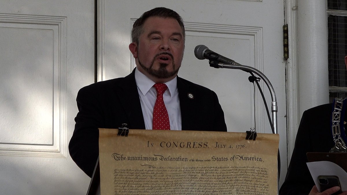 CarrollCoMD's tweet photo. Commissioner Gordon made remarks at the Commemorative Reading of the Declaration of Independence in front of the old courthouse on Wednesday evening. On July 8, Americans in every U.S. state and territory gathered to read the Declaration of Independence simultaneously. https://t.co/yuI9WbEqCW