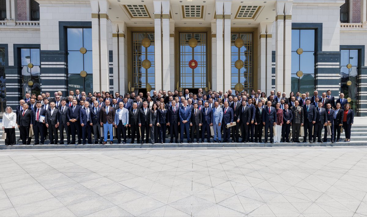 pirferhat's tweet photo. 36. NATO Zirvesi oldukça başarılı bir şekilde gerçekleştirildi. İletişim Başkanlığı olarak Başkanımız @burhanduran  öncülüğünde yüzlerce çalışma arkadaşımız görev aldı ve 2.500’den fazla basın mensubunu ağırladık.   

Zirvede lojistik, organizasyon, medya ile ilişkiler ve güvenliğin sağlanması gibi alanlarda Türkiye’nin vizyonu, organizasyon kapasitesi ve yeteneği çok iyi bir şekilde sergilendi. Lider heyetleri, NATO bürokratları ve basın mensupları bu durumu önceki NATO Zirveleriyle kıyaslayarak açıkça ifade etti.  

Bu başarının arka planında Büyükelçimiz @hasandogan koordinasyonunda  Cumhurbaşkanlığı  çalışanları ve ilgili kurum temsilcileri tarafından bir yılı aşkın süredir devam eden çalışmaların büyük etkisi var.  Aşağıdaki fotoğraf bunun sadece küçük bir örneği. Bu vesileyle NATO Zirvesinde emeği geçen binlerce kişiye en içten teşekkürler.