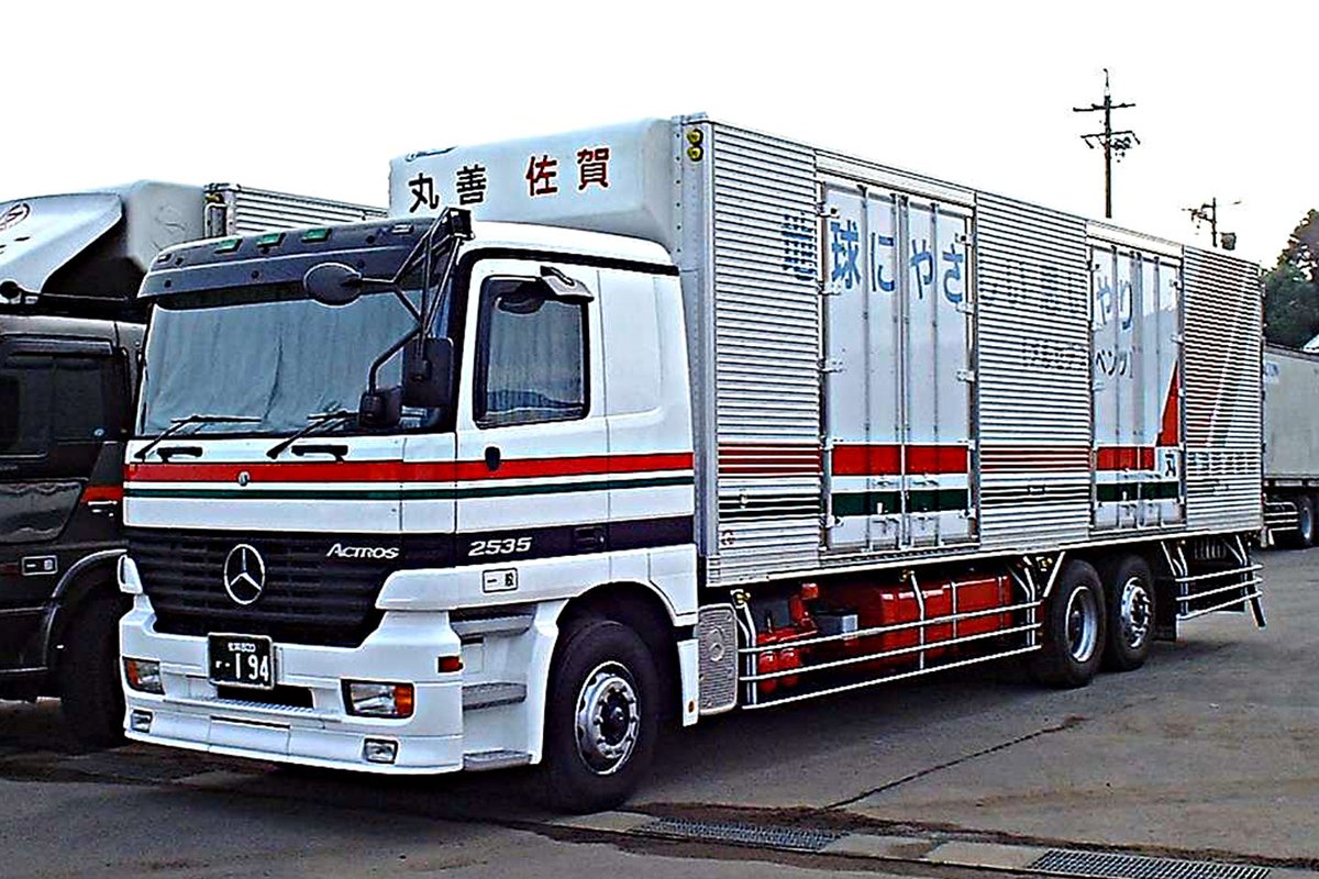 kitachi100's tweet photo. 25年くらい昔のベンツとかボルボの写真引っ張り出してきました。
当時はキャブ上に速度表示灯が装備されていた時代ですがそんなのをつけていたのは日本だけなので外車は速度表示灯を付けたバイザーを標準装備して販売していました。 https://t.co/USFfMoImGK