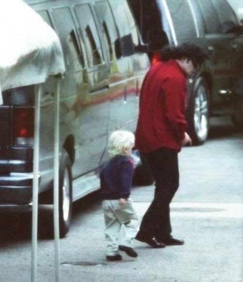 LiberianGirl779's tweet photo. As a single father, Michael would drive to the studio himself and bring Prince along.
“During breaks, when Michael wasn't recording vocals, he liked to sit and watch cartoons with his son. "He would sit there and watch them, laughing, stirring a cup of hot water or tea with a spoon. Then when I needed to record him he would be ready, and when we were done, he would go back to watch the cartoons."