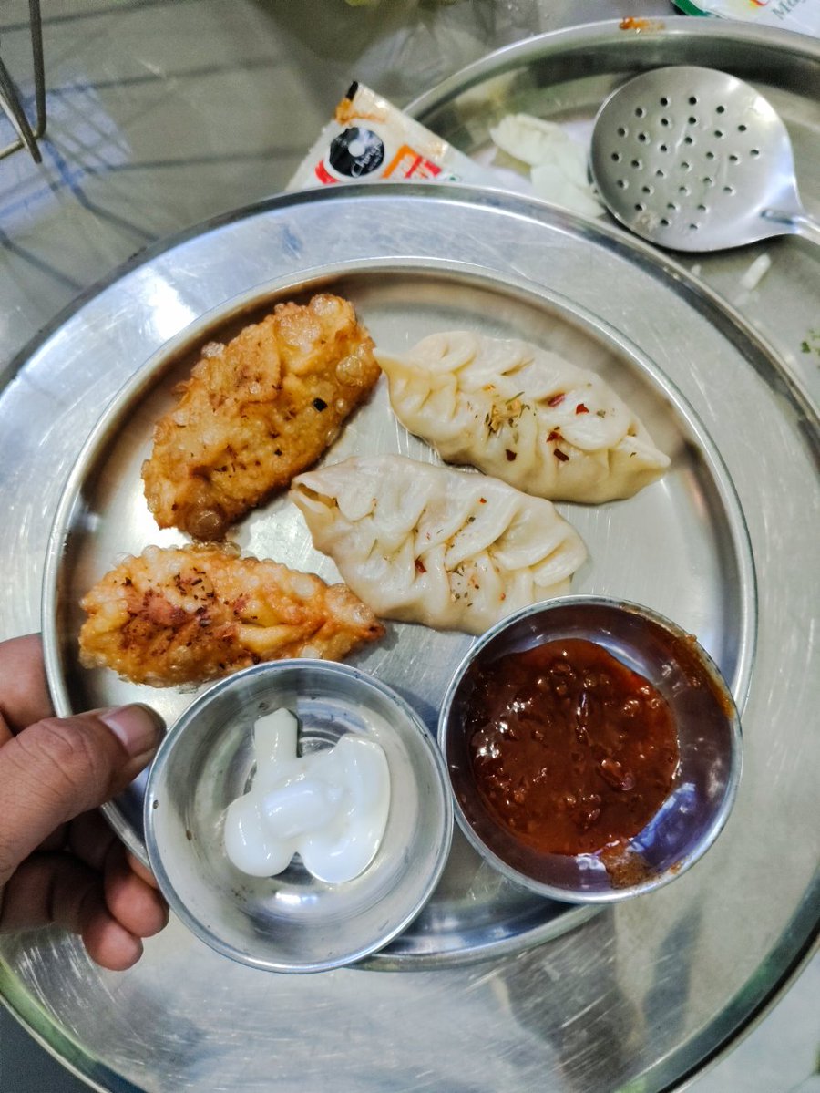Sahil_pawar98's tweet photo. लग्न झाल्यापासून खायची माझी लय चंगळ झाली ये ; मस्त आता बायकोने मस्त मोमो केलेत > पोरांनो लग्न करा https://t.co/fZhMYrsRWw