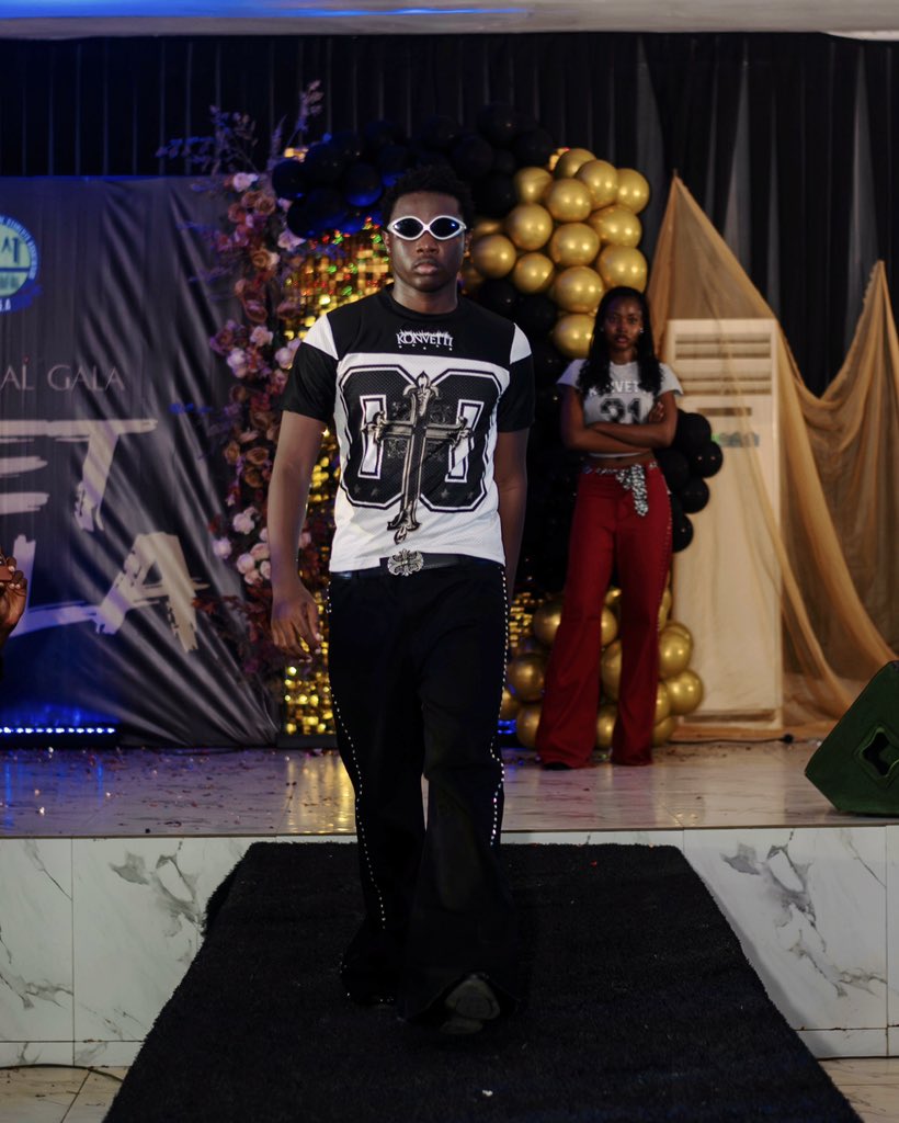 konvetti_'s tweet photo. [runway images] https://t.co/bCZqFCxzPr