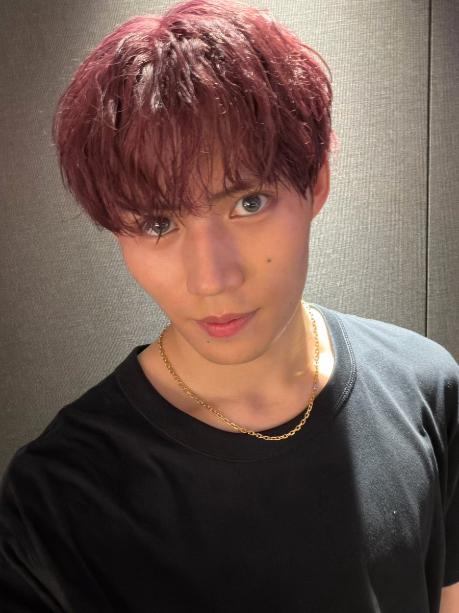 takubo_official's tweet photo. 扉の前で自撮りしてたら反対側から扉開けられて終わった

#本日のたくや https://t.co/0CdIywDTFZ
