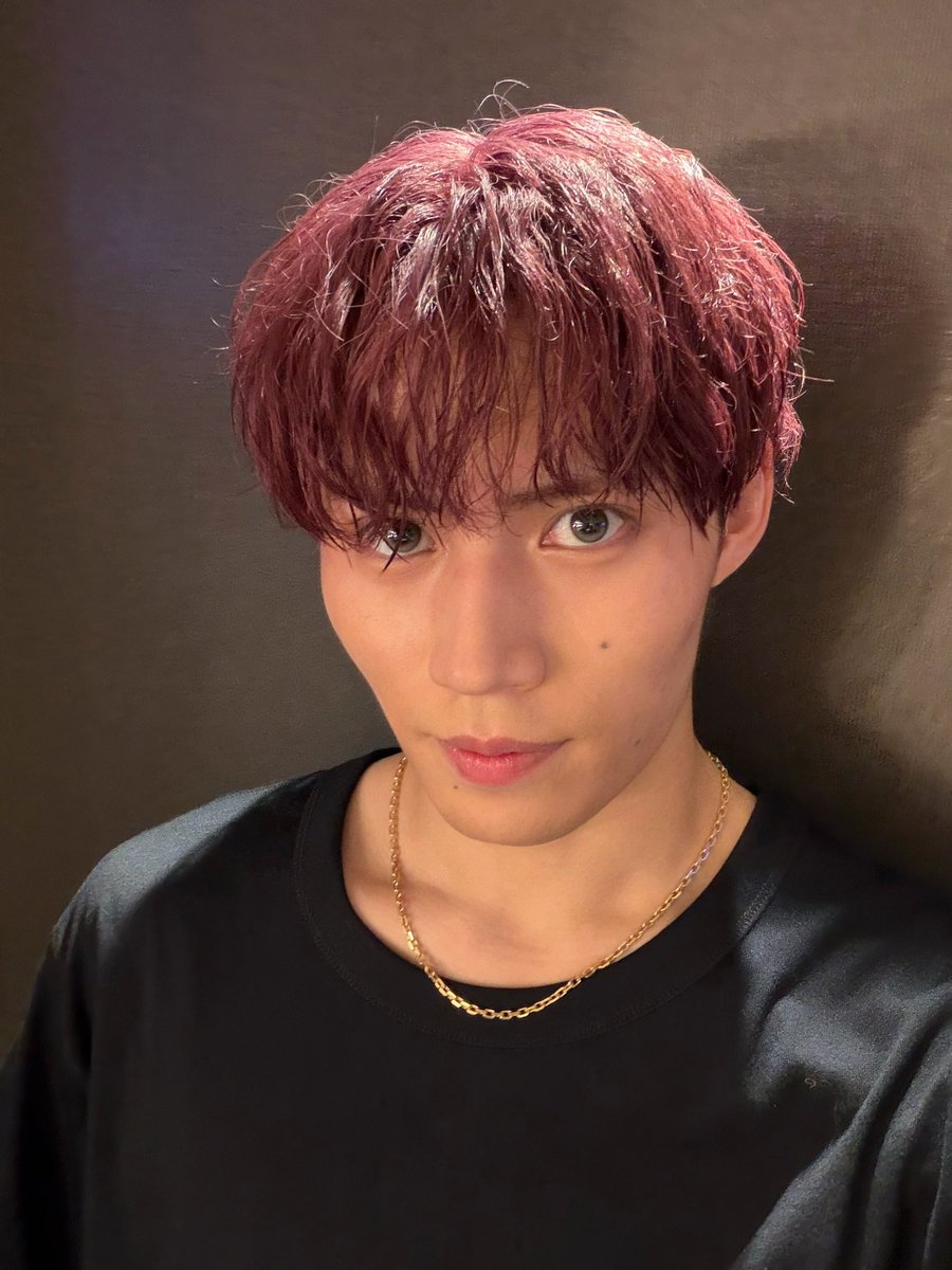 takubo_official's tweet photo. 扉の前で自撮りしてたら反対側から扉開けられて終わった

#本日のたくや https://t.co/0CdIywDTFZ