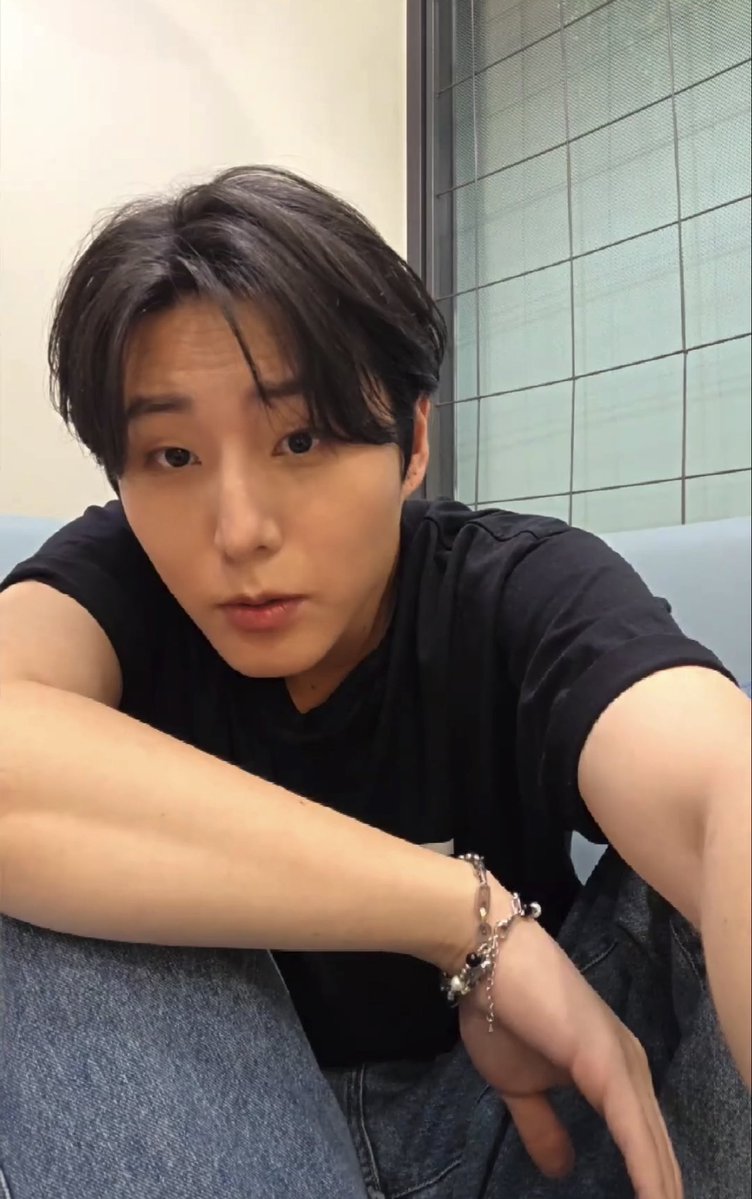 oqdkzu's tweet photo. … 꺼내봐요
으에?
부끄러워할 나이는 지나지 않았나 꺼내봐요
뭐뭐를
다 티나게 주머니에 넣어놓고는… 모른척 하는 것도 힘들다 이제
내 주머니에 뭐가
와 형 연기 되게 잘 하네 봐봐 이렇게 불룩한…데…
영연이가 박성딘 바지 주머니 위로 쥔 건
꼬추다
에?
꼬추
으아아아 반지여야죠!!!! https://t.co/MjKzC5yP2U