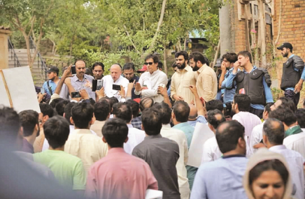 SabeeKazmi786's tweet photo. عین اس وقت راوی صاحب بھائی کے ٹکٹ کے لیے ہجوم میں لائن میں کھڑے سفر کر ریے تھے۔😂 https://t.co/ewt8lHXQJX