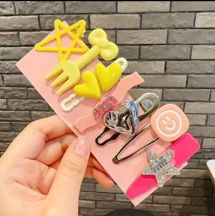 adoreviest's tweet photo. Cari jepitan gemes dan aksesoris pemanis? gass besstii co disini, cocok buat sekolah, kuliah, jalan², atau foto² ����🎀

🌷Bisa buat hadiah atau dipakai sendiri ✨️

Stok terbatas yaa bestie! Yuk checkout skrg 😍👇
https://t.co/kv9fKzQEU4 https://t.co/hOXMRX71ps