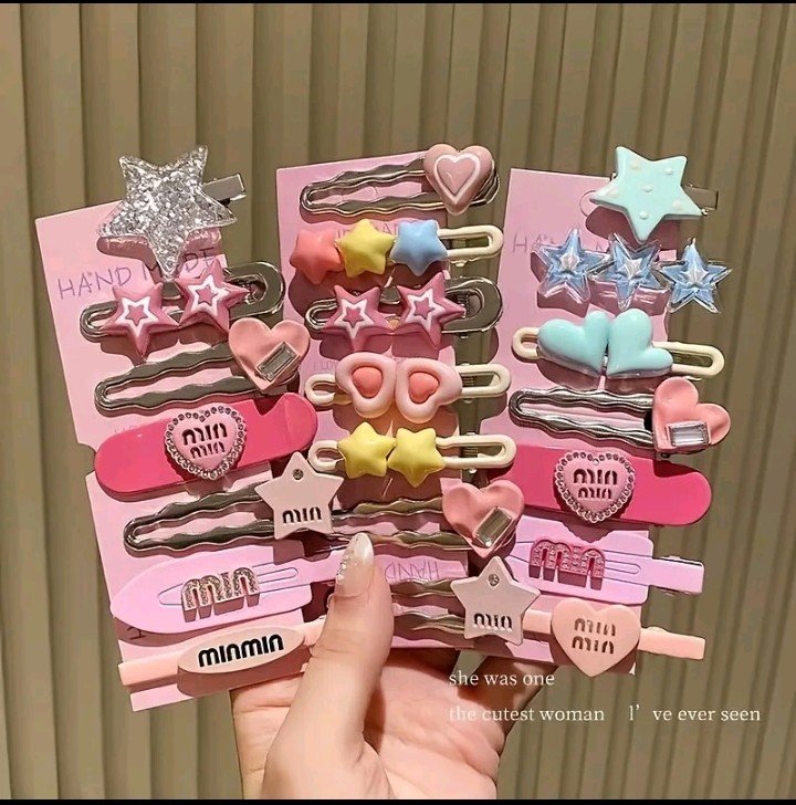 adoreviest's tweet photo. Cari jepitan gemes dan aksesoris pemanis? gass besstii co disini, cocok buat sekolah, kuliah, jalan², atau foto² ����🎀

🌷Bisa buat hadiah atau dipakai sendiri ✨️

Stok terbatas yaa bestie! Yuk checkout skrg 😍👇
https://t.co/kv9fKzQEU4 https://t.co/hOXMRX71ps