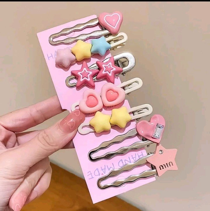adoreviest's tweet photo. Cari jepitan gemes dan aksesoris pemanis? gass besstii co disini, cocok buat sekolah, kuliah, jalan², atau foto² ����🎀

🌷Bisa buat hadiah atau dipakai sendiri ✨️

Stok terbatas yaa bestie! Yuk checkout skrg 😍👇
https://t.co/kv9fKzQEU4 https://t.co/hOXMRX71ps