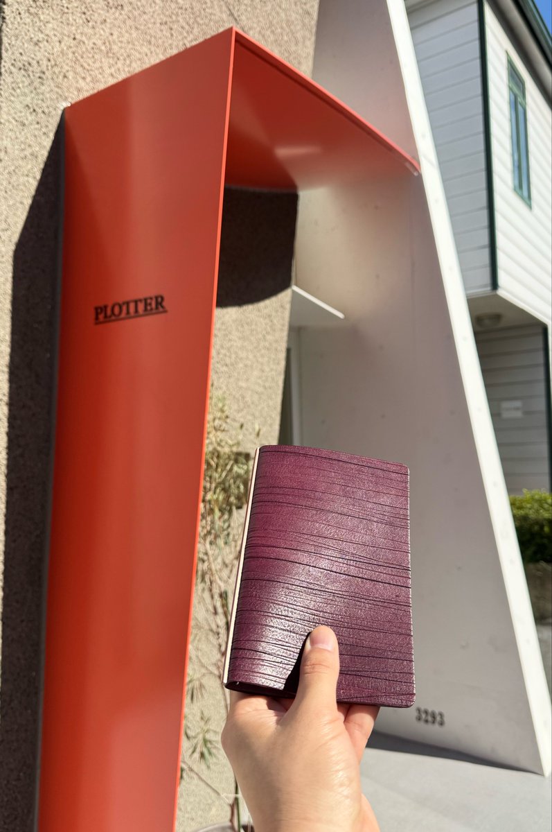 ginger893's tweet photo. PLOTTER TOKYO Original Leather Binder Customizeでスクラッチレザーのパープルにピンクゴールドの組み合わせでバイブルをお迎えした。ブランドディレクターの斎藤さんによって目の前で革とバックプレートを組み合わせてもらう体験は唯一無二だった。これから大事に使います。 #いまる民 https://t.co/rNV1pKw8rW