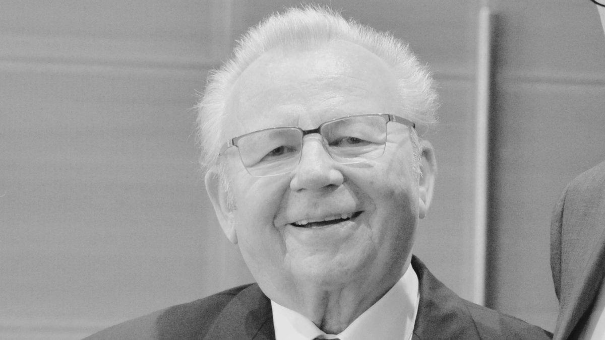 RegHessen's tweet photo. Zum Tod des früheren Beauftragten für Heimatvertriebene und Spätaussiedler würdigt MP @boris_rhein dessen Verdienste um unser Land: „Mit Rudi Friedrich verliert Hessen einen Brückenbauer zwischen Vergangenheit und Zukunft.“

Zur Pressemitteilung: https://t.co/08s1WFOaup https://t.co/866ikmwcQr