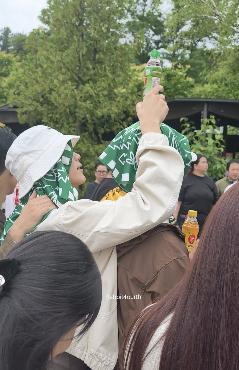 Rabbit4ourth's tweet photo. ดูเขาหยอกกันแหมะ 

GFSN OISHI JAPAN TRIP
#OishixGFSNTrip2026 https://t.co/VvvAYdBFqS