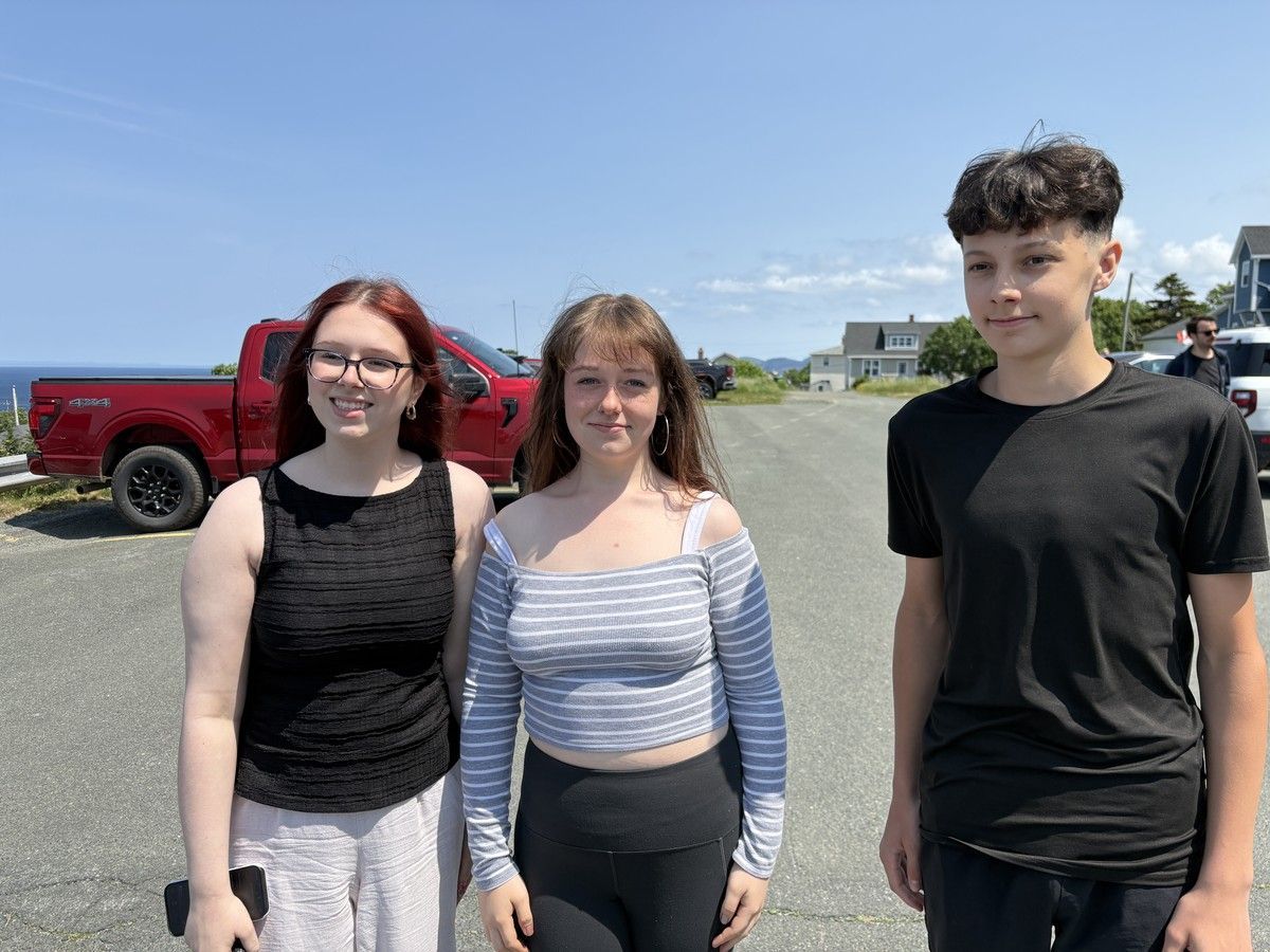 StJohnsTelegram's tweet photo. An investment in youth: Students are working on Bell Island thanks to Northpine funds https://t.co/hmze4mnPsK https://t.co/zCPXLiRyls