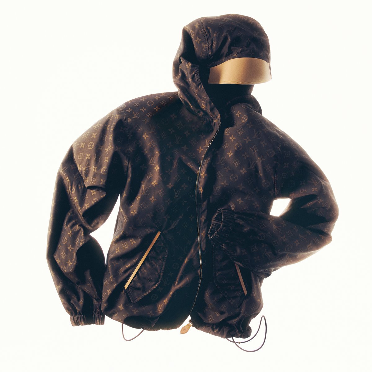 LouisVuitton's tweet photo. Supple strength. Inspired by the resilience of early silk parachutes and hot air balloons, Silk Tech brings a distinct durability and high-performance to new travel creations.

#LVMenFW26 #PharrellWilliams #LouisVuitton