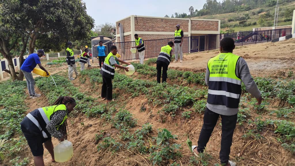 KinyinyaY's tweet photo. None kuwa10/07/2026 @RwandaYouthVol1 @Kinyinya_Sector , twasuye Irerero (#ECD)rikiri rishya , riri mukagari ka #murama , tuvugurura imirima y'igikoni twahubatse , tuhakora amasuku hanze n'imbere mu mashuri @RwandaLocalGov @Rwanda_Edu @Rwandapolice @Kgl_Yvolunteers @RYVCP_Gasabo https://t.co/xcMPQTxjF0