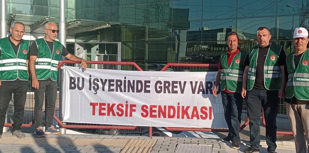DevSendikalBir's tweet photo. Bursa'da bulunan #Korteks fabrikasındaki grev daha ikinci gününde satışla sonlandı. Kendilerine sorulmadan atılan imzaya öfkelenen işçiler #Teksif yöneticilerinin üzerine yürüdü, sendikacılar çareyi fabrikaya sığınmakta buldular.
https://t.co/TH5bMQcbh3 https://t.co/0Epktnpf3M