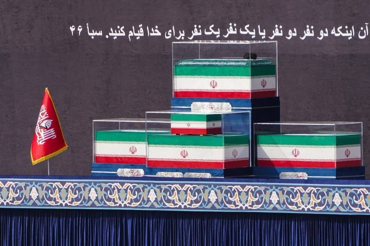 4cdiu's tweet photo. بدون تعارف ؛ 
به کسی هم بر نخوره ، 
سرباز لایقی نبودیم که فرمانده مجبور شد خودش با خانواده و کودک خردسالش به خط بزنه .
#آقای_ایران 
#باید_برخاست https://t.co/W2VlQYJ93f