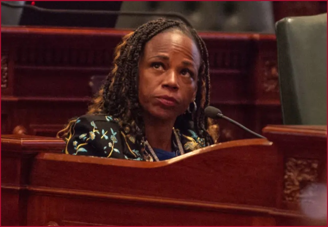 shinemycrown's tweet photo. Illinois Rep. Carol Ammons Indicted on Federal Wire Fraud Charges in Alleged $100,000 Kickback Scheme https://t.co/7wlMarr0rn #IllinoisPolitics #FederalCharges #CarolAmmons #WireFraud #KickbackScheme https://t.co/r2mBHVPeby