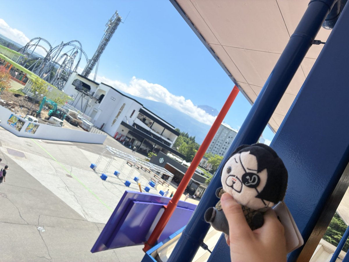 magic_obb's tweet photo. 富士急ハイランド行ってきました！ええじゃないかが運休でぴえんだったけど他の絶叫系は全部乗れたよ🙆‍♀️🫶特にフジヤマが先頭で乗れてほんまに神やった🥹あとあの有名なシカマル拝めて激アツすぎたwwwwww https://t.co/WSB57ReX9y