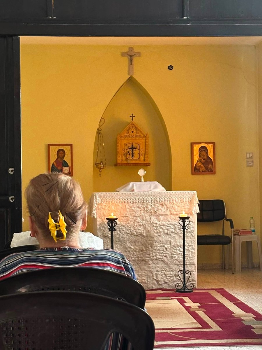 PGabRomanelli's tweet photo. Adoración al Santísimo y Santa Misa en la Capilla Santo Tomás de Aquino, en el barrio cristiano de Gaza.

«Acuérdate, Señor, de tu Iglesia extendida por toda la tierra.» https://t.co/jGfvcoQEvm