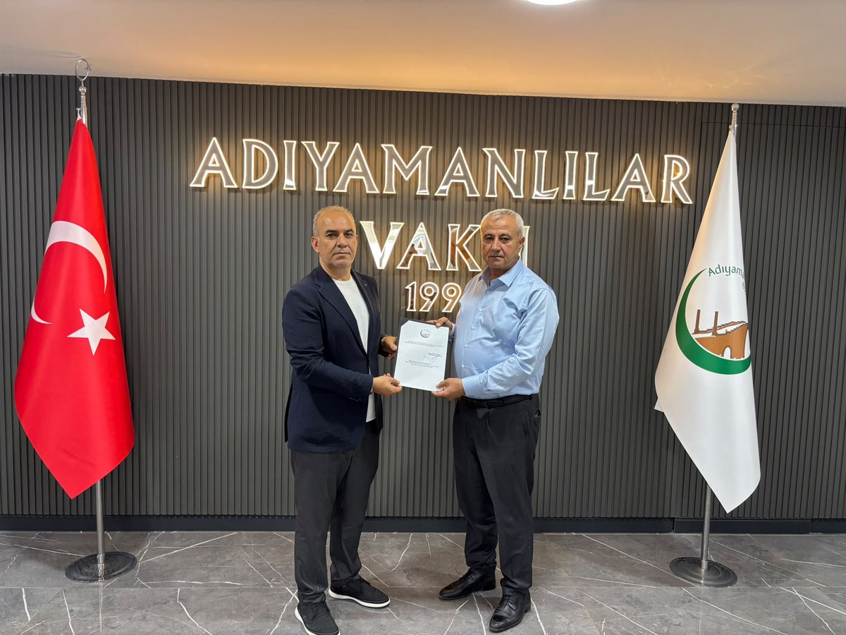 AdiyamanVakfi's tweet photo. Genel Başkanımız Sayın Hasan Göksu, vakfımızın Adıyaman Şube Başkanlığı görevini devralan Sayın Osman Aydın ile TYAB Yönetim Kurulu Başkanı Sayın Miktat Olgun'u vakıf merkezimizde kabul etti.
Gerçekleştirilen ziyarette, Genel Başkanımız Sayın Hasan Göksu, Yönetim Kurulu Üyelerimiz ve Sayın Osman Aydın bir araya gelerek vakfımızın mevcut çalışmaları ile Adıyaman'da hayata geçirilmesi planlanan faaliyetler hakkında kapsamlı istişarelerde bulundu.
Genel Başkanımız Sayın Hasan Göksu, Adıyaman Şube Başkanlığı görevini üstlenen Sayın Osman Aydın'a yeni görevinde başarılar dileyerek görevinin hayırlı olmasını temenni etti. Ziyaret, karşılıklı iyi dileklerin iletilmesi ve hatıra fotoğrafı çekimiyle sona erdi.